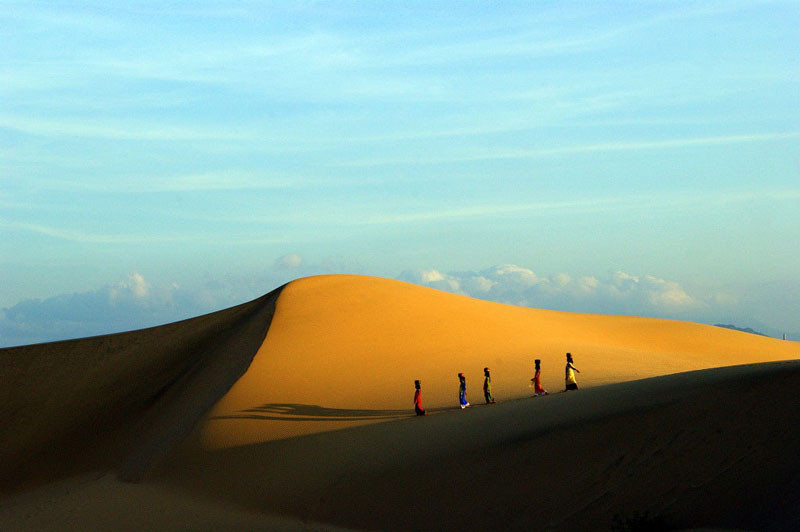 Les pas des femmes Cham sur le sable sont totalement effacés après juste une nuit.