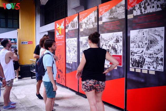 Avec 250 photos et objets, l’exposition se décline en trois parties: « Aspiration à la liberté », « Acier dans un enfer enflammé » et « Reconnaissance ».