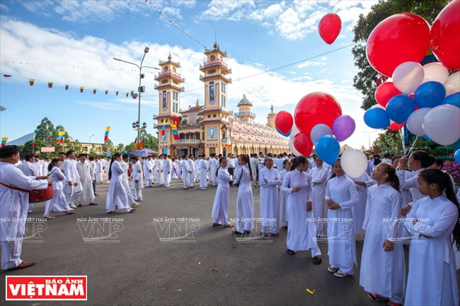 La joie des Caodaïstes à Tây Ninh accueillant la Grande cérémonie de «Via Duc Chi Tôn».
