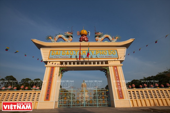 L’entrée principale du Saint-Siège de Tây Ninh.