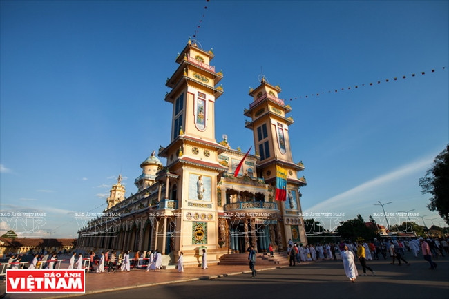 Le Saint-Siège du Caodaïsme à Tây Ninh-un chef-d’œuvre religieuse du Vietnam qui représente l’harmonie des grandes religions du monde.