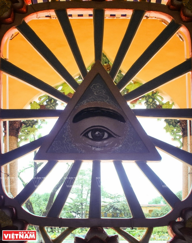 L’«Œil divin» orne l’entrée principale du sanctuaire.