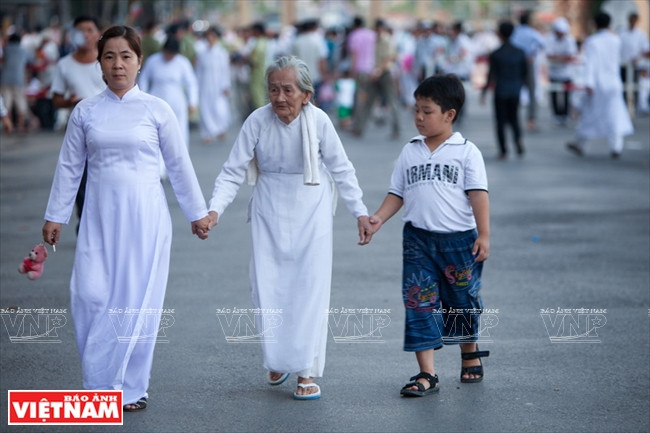 Trois générations d’une même famille particip​ent à la Grande cérémonie de «Via Duc Chi Tôn».