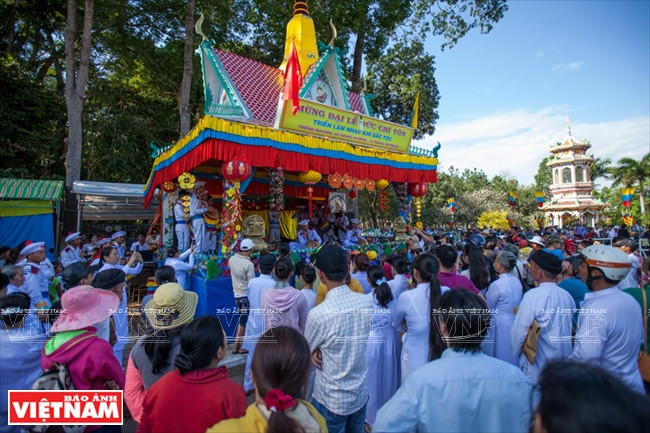 Des touristes et habitants en visite à l’exposition des instruments de musique traditionnels des Caodaïstes de l’ethnie Khmer lors de la Grande cérémonie de «Via Duc Chi Tôn».