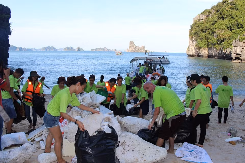 Transport des ordures par bateau