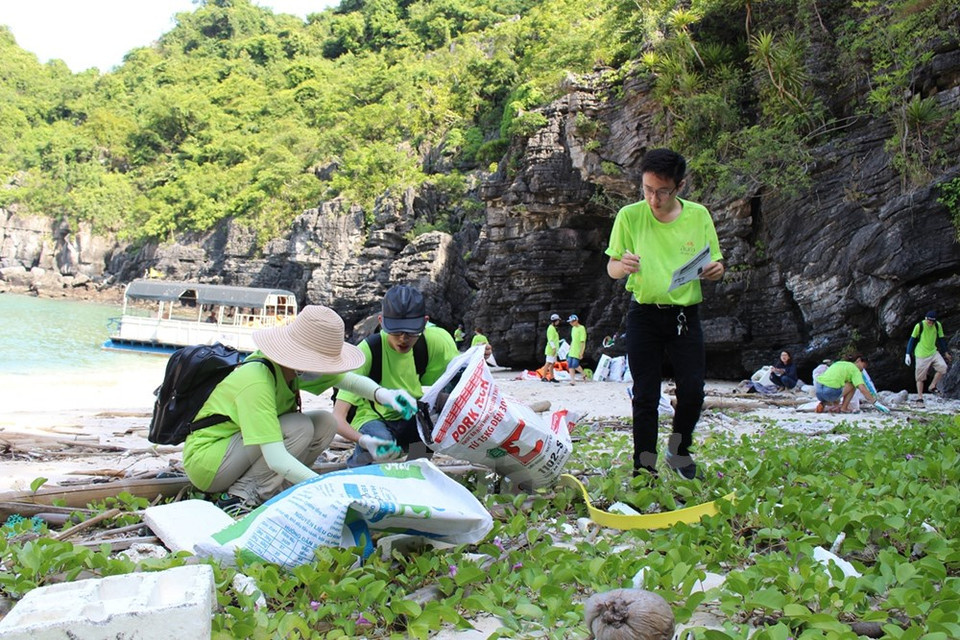 Des bénévoles collectent des déchets sur des îles de la baie de Ha Long