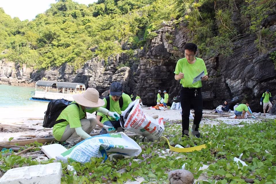 Des bénévoles collectent des déchets sur des îles de la baie de Ha Long 
