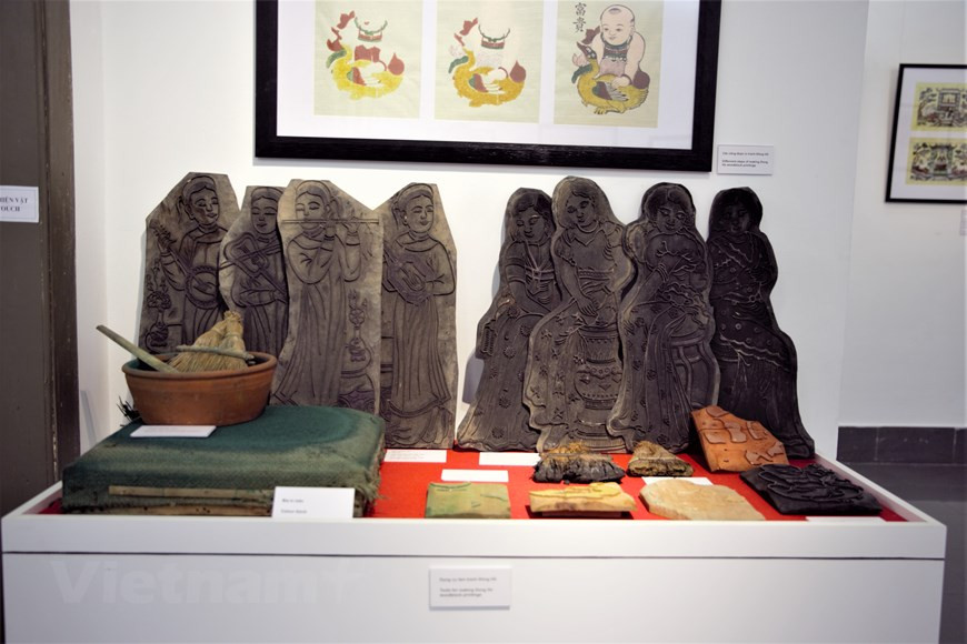  Une centaine d’œuvres et d’objets tels que des planches de bois, papiers traditionnels et autres collections précieuses anciennes il y a près d’un siècle, et plus contemporaines y sont exposées. Photo: Vi Dieu/Vietnamplus