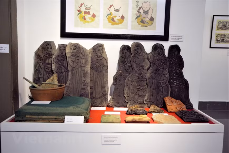  Une centaine d’œuvres et d’objets tels que des planches de bois, papiers traditionnels et autres collections précieuses anciennes il y a près d’un siècle, et plus contemporaines y sont exposées. Photo: Vi Dieu/Vietnamplus 