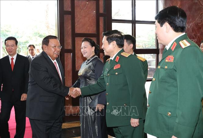  Le général Ngo Xuan Lich, ministre de la Défense, accueille le dirigeant laotien Bounnhang Vorachith. 