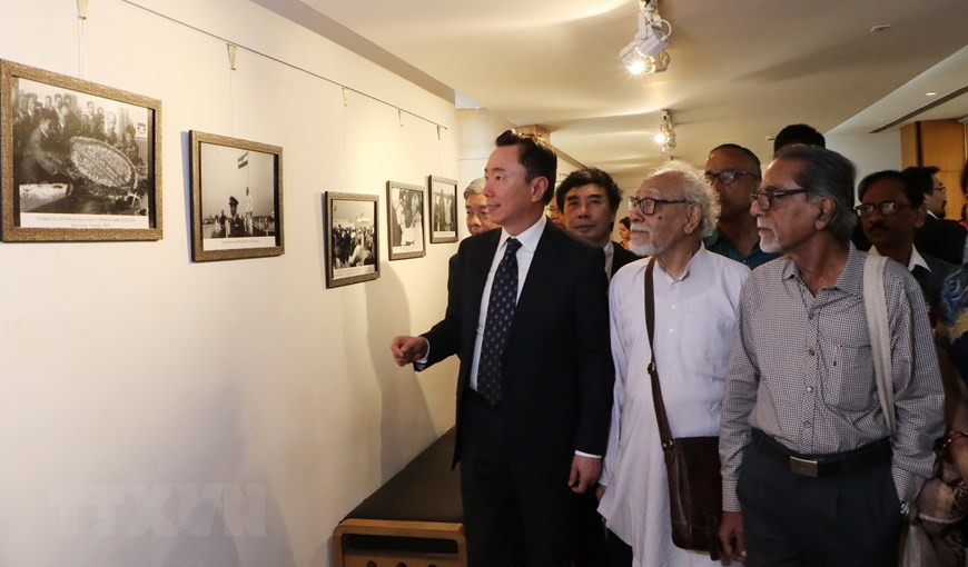 L’ambassadeur du Vietnam en Inde Pham Sanh Chau, les délégués vietnamiens et indiens visitent l’exposition de photos sur le Président Ho Chi Minh.