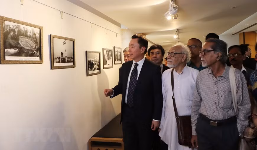 L’ambassadeur du Vietnam en Inde Pham Sanh Chau, les délégués vietnamiens et indiens visitent l’exposition de photos sur le Président Ho Chi Minh. 