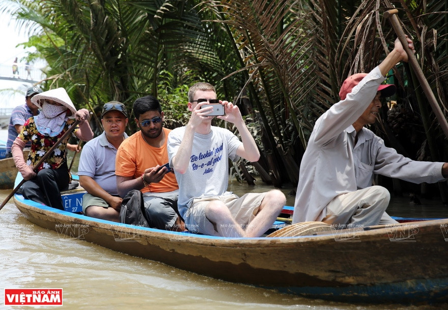  Faire une excursion en bateau le long de la rivière Tiên pour rejoindre l'île de Thoi Son est une expérience agréable, en particulier pour les étrangers, qui peuvent admirer les magnifiques paysages riverains. 