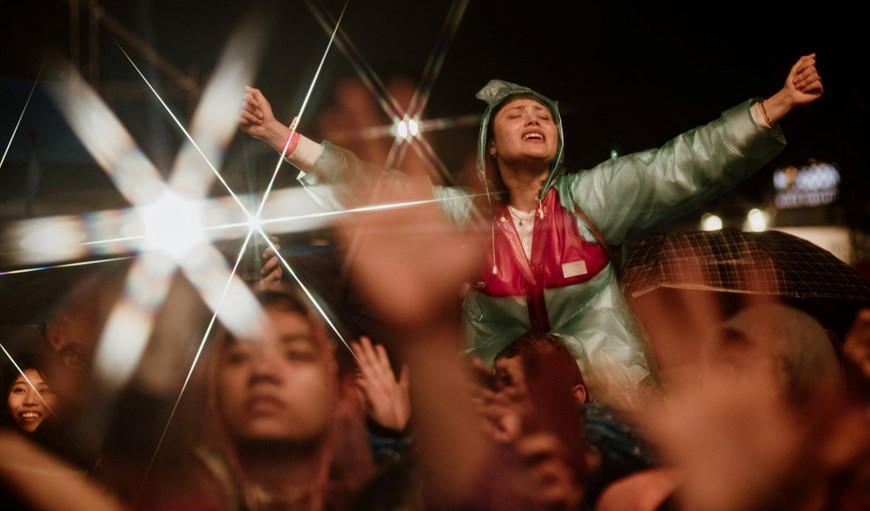  Lors de la première soirée, bien qu'il pleuve et qu'il fasse froid, le public semble éclater avec des artistes. 