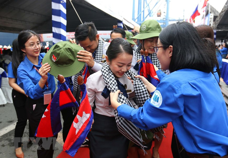  Les représentants de l'Union de la jeunesse communiste Ho Chi Minh offrent des cadeaux aux jeunes participant à la 46e édition du programme "Bateau de la jeunesse d'Asie du Sud-Est et du Japon". 