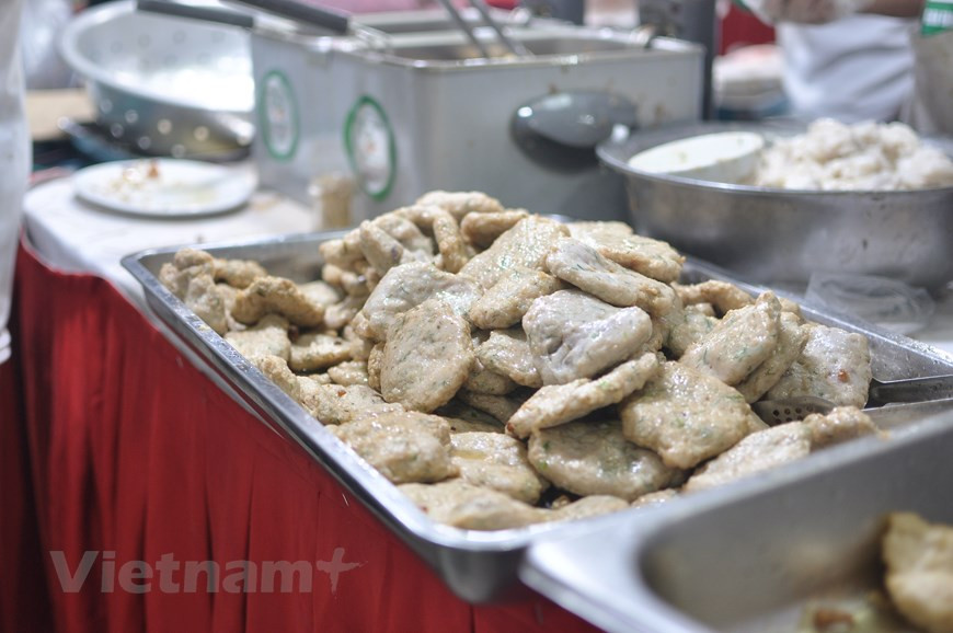  Dans le cadre du festival, un espace gastronomique réunissant 12 stands des arrondissements, districts et chefs-lieux présente des plats traditionnels typiques de la capitale vietnamienne. 