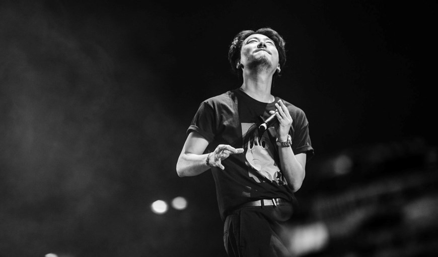  Un artiste sud-coréen sur la scène de Monsoon Music Festival 2019.