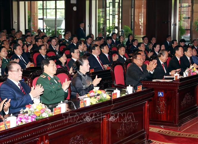  La cérémonie a été honorée de la présence de la présidente de l’Assemblée nationale du Vietnam Nguyen Thi Kim Ngan et du secrétaire général du Parti populaire révolutionnaire et président du Laos Bounnhang Vorachith, des dirigeants et d'anciens dirigeants du Parti et de l’Etat du Vietnam, ainsi que des soldats et experts volontaires vietnamiens. 
