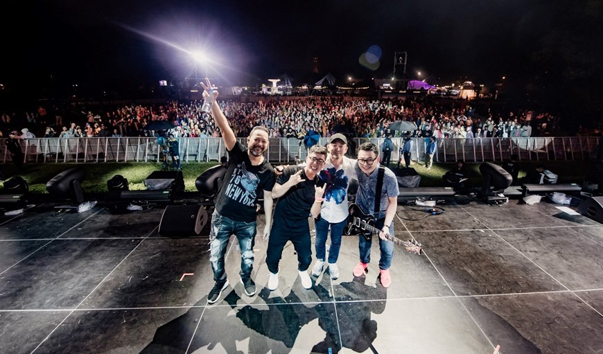  Le groupe Lu.Tre.Chau (Vietnam) comprend des artistes très expérimentés comme Quôc Trung, Tran Thai Chau, Yvon Enuoi et Truong Nam Phong. 