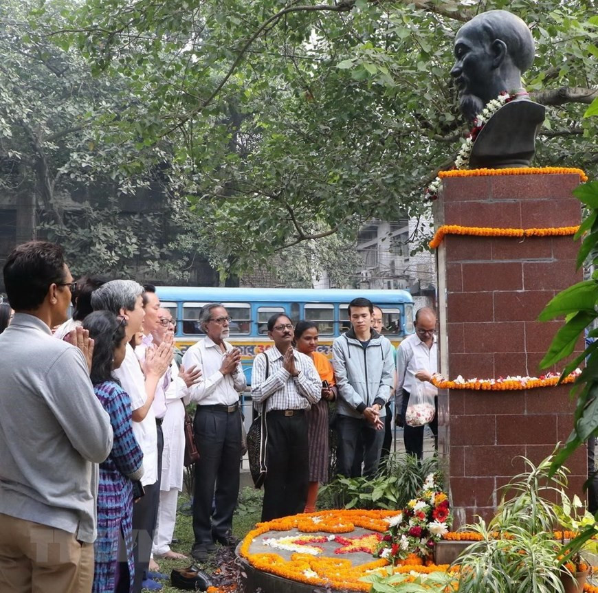  La délégation vietnamienne et des amis indiens déposent des fleurs au buste du Président Ho Chi Minh en Inde.
