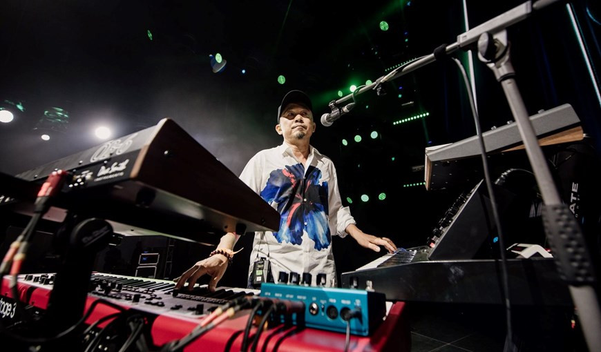  Le compositeur-musicien Quôc Trung est le créateur du Monsoon Music Festival, également le directeur artistique du festival. 