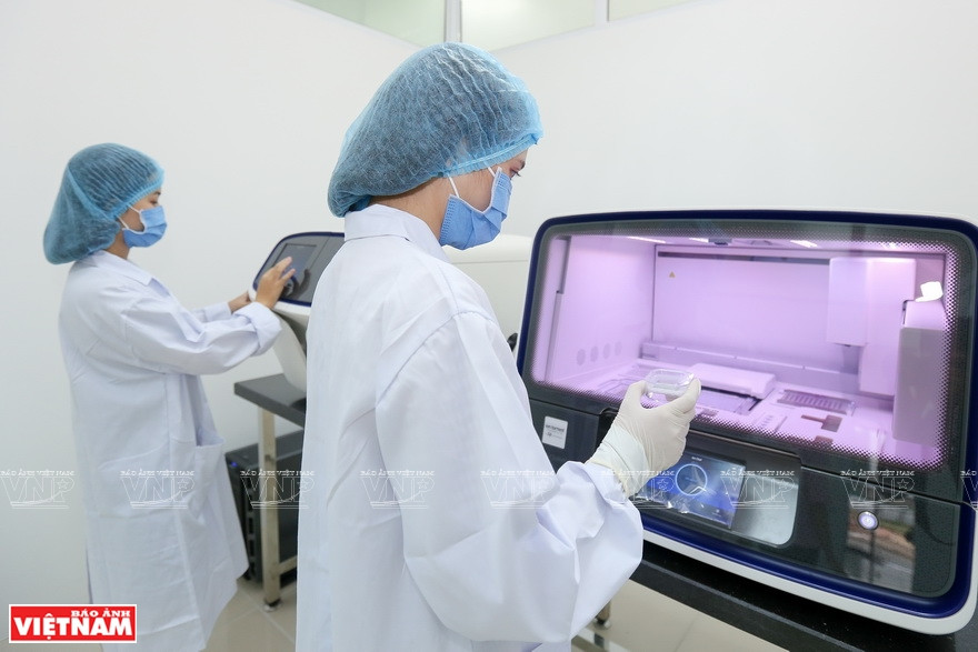  Des employés du Centre d’expertise de l’ADN au travail. 