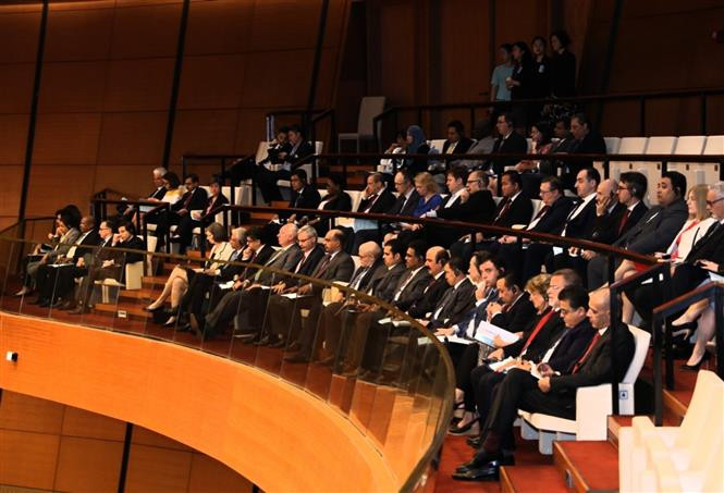  Des représentants des organes diplomatiques et des organisations internationales à Hanoï assistent à la cérémonie d’ouverture de la 8e session de l’Assemblée nationale de la 14e législature.