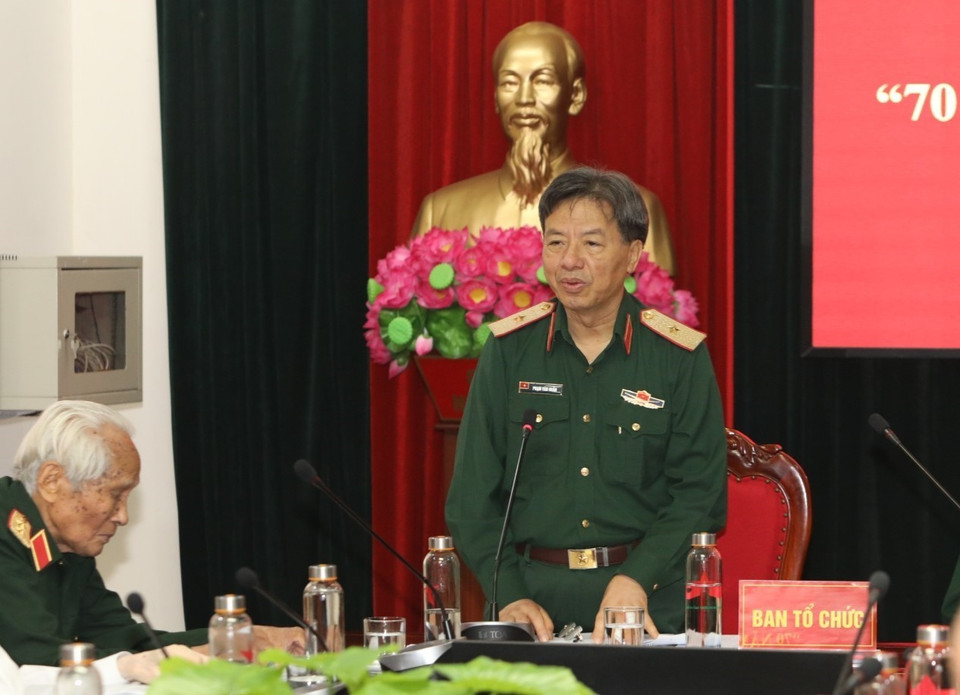  Le général de brigade Phan Van Huan, rédacteur en chef du journal Quân Dôi Nhân Dân (Armée populaire du Vietnam), s’exprime lors du séminaire. 