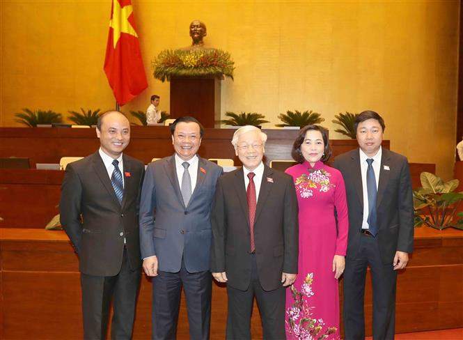  Photo de famille entre le secrétaire général du Parti et président de la République Nguyen Phu Trong (au milieu) et des députés de la province de Ninh Binh. 