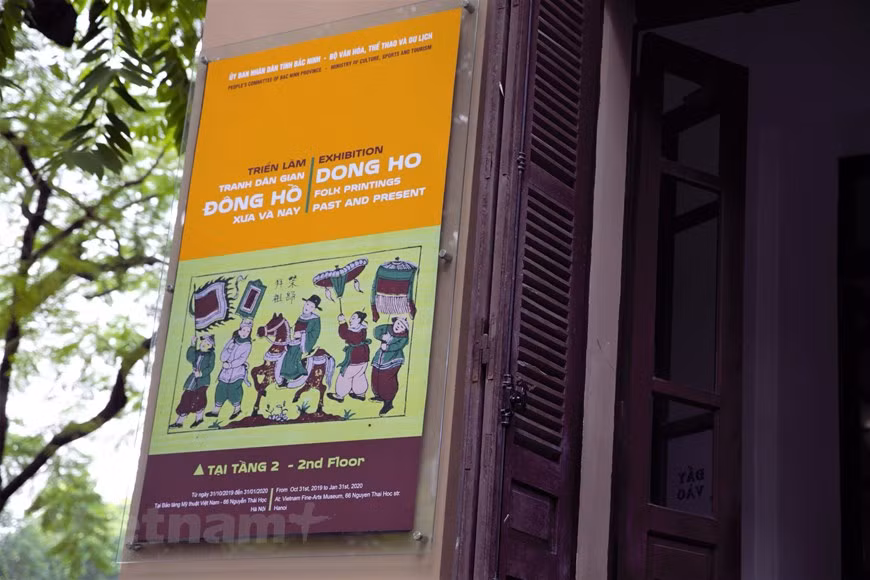  L’exposition présente les estampes populaires de Dông Hô du passé et du présent" au Musée des beaux-arts du Vietnam à Hanoï. Photo: Vi Dieu/Vietnamplus 