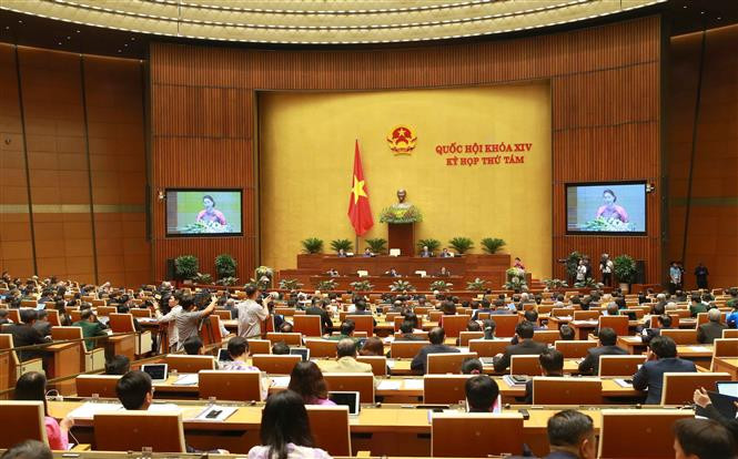  La présidente de l’Assemblée nationale Nguyen Thi Kim Ngan prononce le discours d’ouverture de la 8e session de l’Assemblée nationale de la 14e législature. 