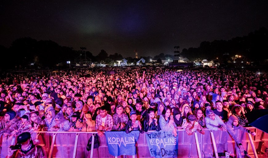  Lors des trois soirées, les spectateurs sont des personnages principaux. Ils participent activement et se plongent dans l’espace du festival de musique pour créer une atmosphère animante et jeune.