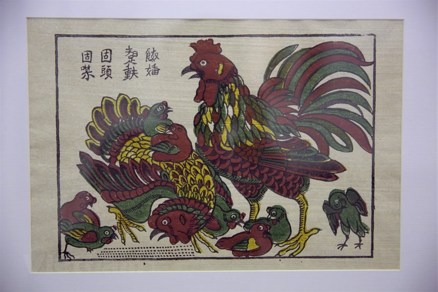  Les estampes sont fabriquées en papier traditionnel "dó" (Rhamnoneuron balansae) badigeonné de nacre (diêp). Photo: Vi Dieu/Vietnamplus