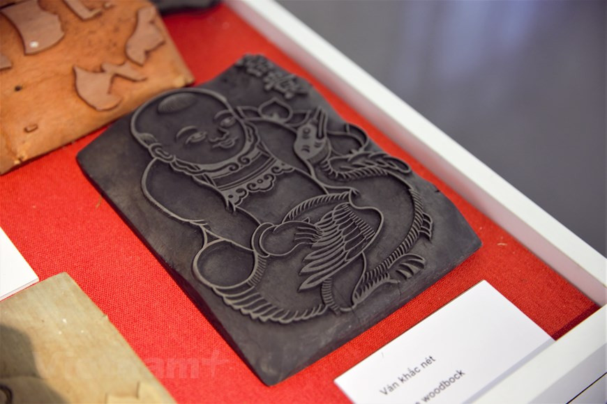  Une planche de bois servant à colorer le tableau ''Vinh hoa'' (Gloire). Photo: Vi Dieu/Vietnamplus 