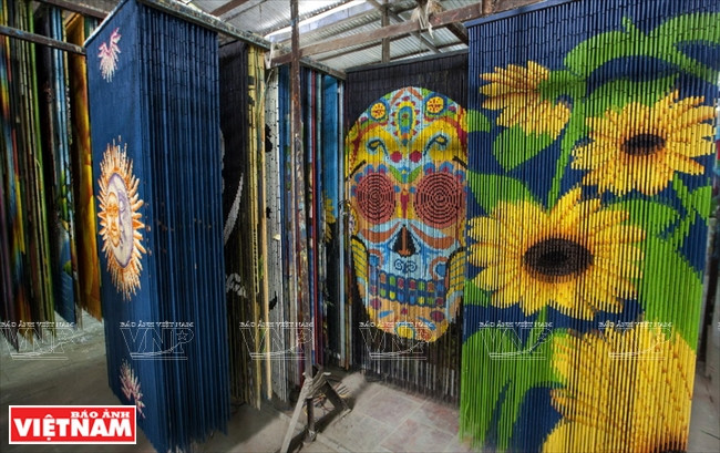 On retrouve ces stores chez de nombreuses familles vietnamiennes. Il font tant office de cloison que de décoration dans la maison.