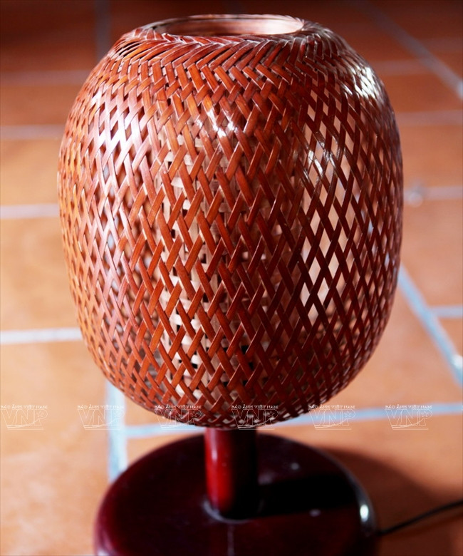 Une lampe de nuit en bambou. 