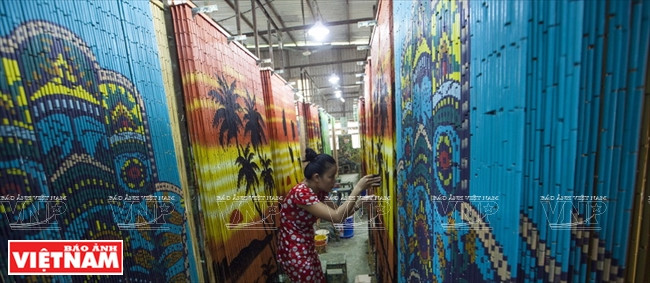 Les stores de bambou sont réalisés entièrement à la main.