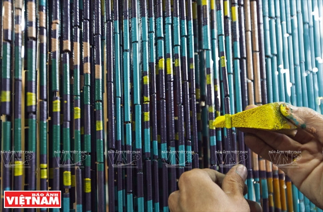 Les stores ne sont pas peints avec un pinceau mais avec une éponge.