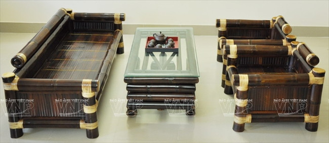 Un ensemble de chaises et table en bambou. 