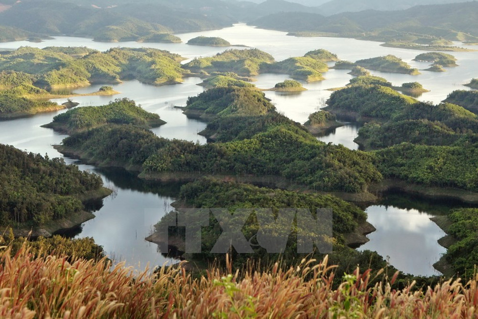 Ce lac se trouve dans la réserve naturelle de Ta Dung, dans les communes de Dak P’lao et Dak Som.