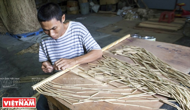 Ces bâtons sont assemblés avec des cordes de zinc.