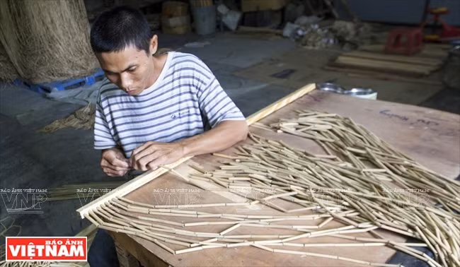 Ces bâtons sont assemblés avec des cordes de zinc.