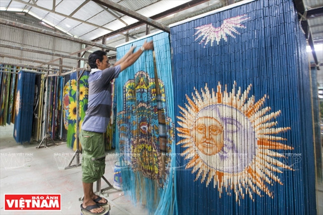 Après la peinture, les stores sont mis à sécher.