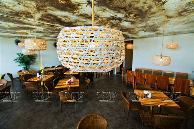 Lanternes et articles de décoration intérieure en bambou utilisés dans des restaurants. 