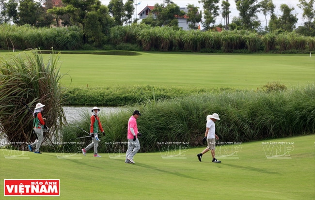Mong Cai a un golf de 18 trous aux normes internationales.