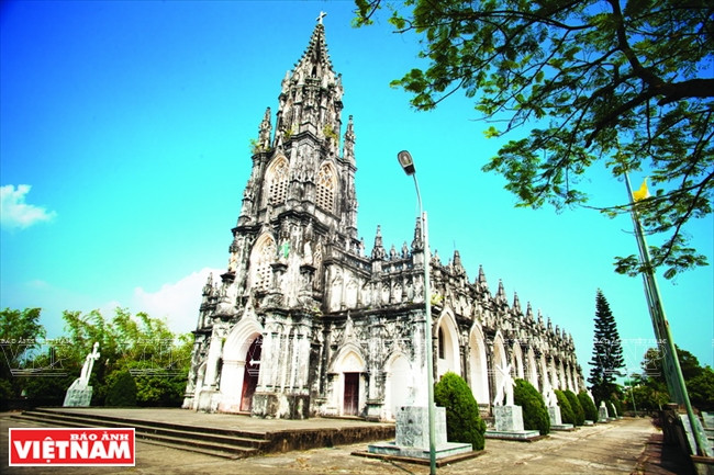 L’église de Trà Cô est l’un des sites touristiques qui méritent le détour. 