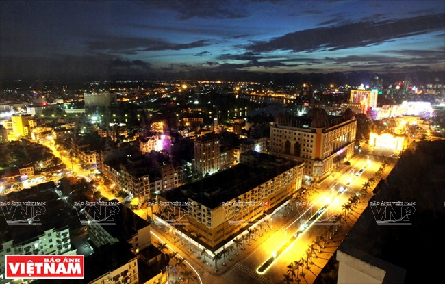 La ville de Mong Cai, étincelante la nuit grâce aux lumières de ses nombreux centres commerciaux. 