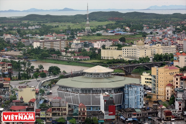 Le marché central et le pont Ka Long (symbole de laville).