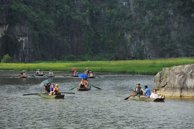 Pour visiter ce paysage féérique, l’idéal est de faire une croisière sur plus de deux kilomètres ou de faire du vélo. 