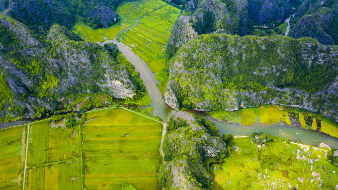 Lors d'une croisière sur la rivière Ngô Dông, vous verrez partout des roches karstiques émergeant de l’eau, des canards nageant, des fleurs de lotus (en juin, juillet), de petits temples, et de superbes champs de riz.